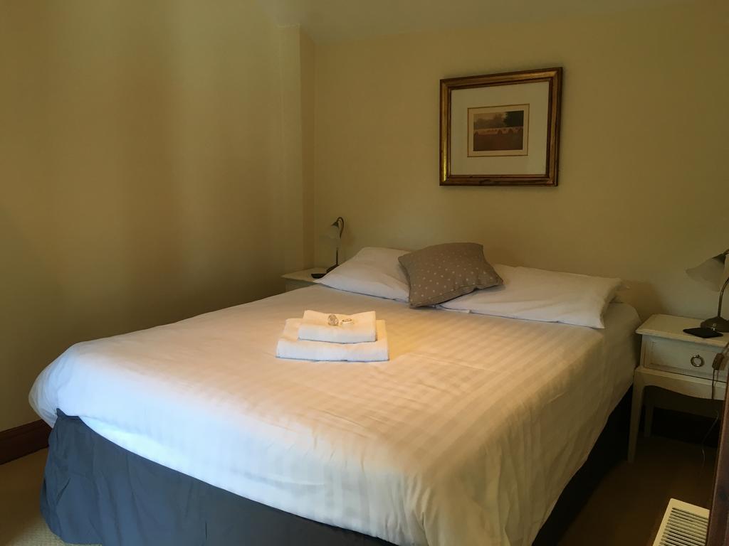 The Crown Hotel Mundford Экстерьер фото