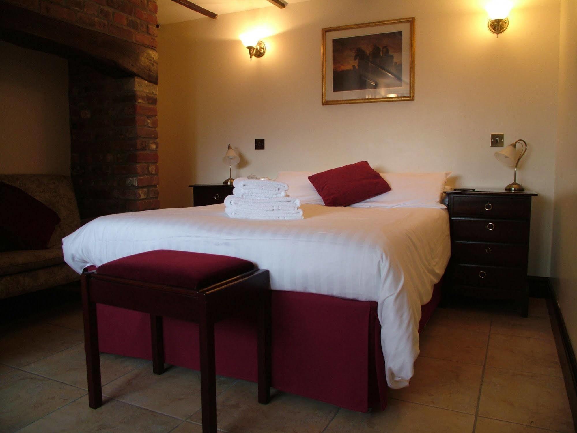 The Crown Hotel Mundford Экстерьер фото