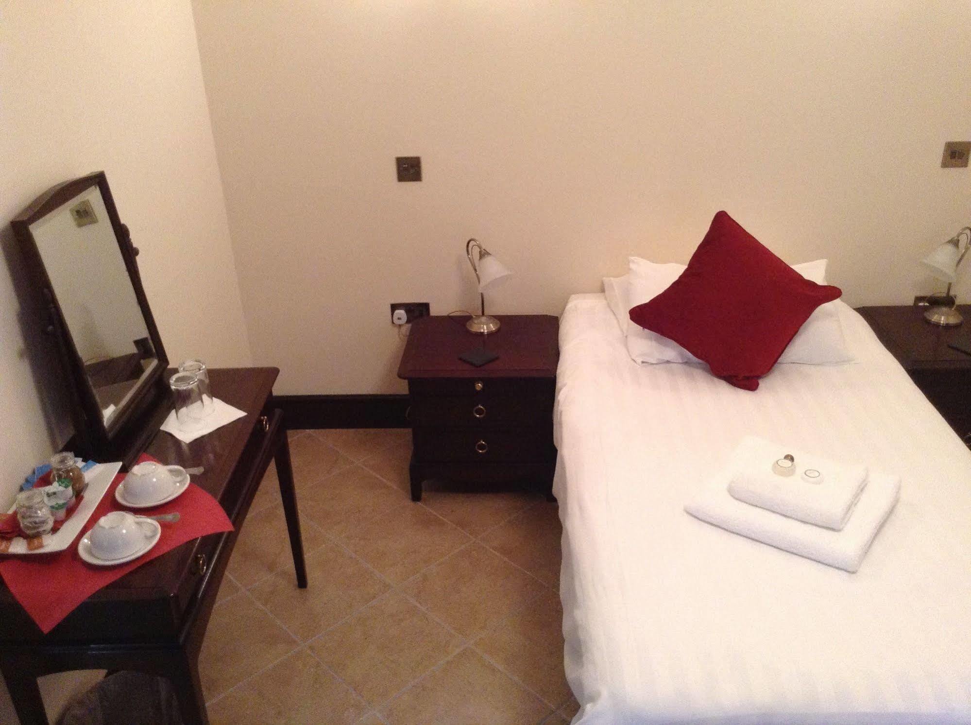 The Crown Hotel Mundford Экстерьер фото